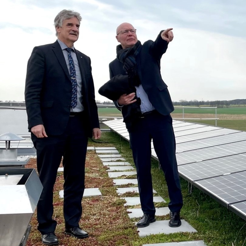 Egmont Hamelow und Andreas Ernst auf dem Dach des Firmensitzes zwischen Solarpanelen.