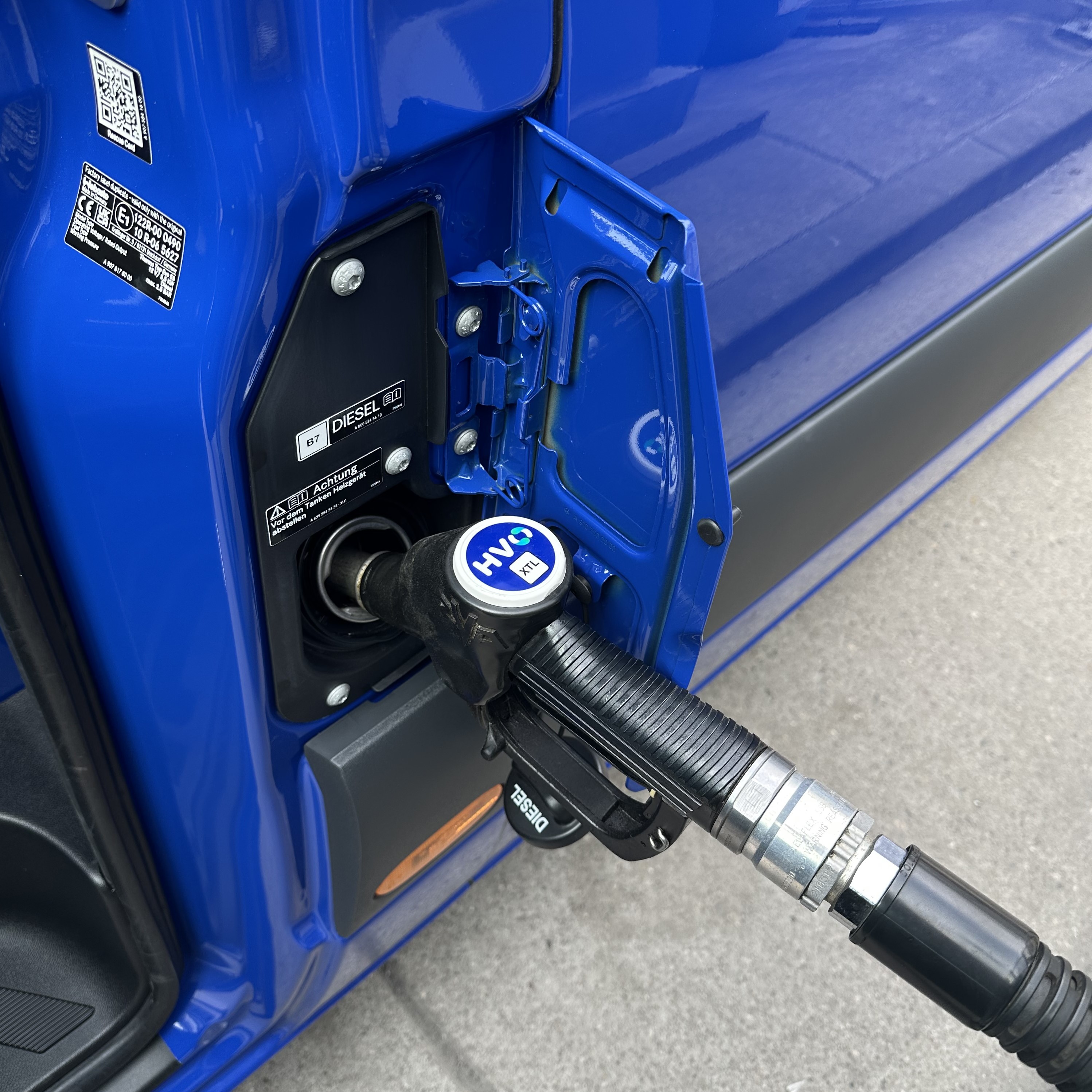 Zapfpistole mit HVO-Aufdruck beim Betanken