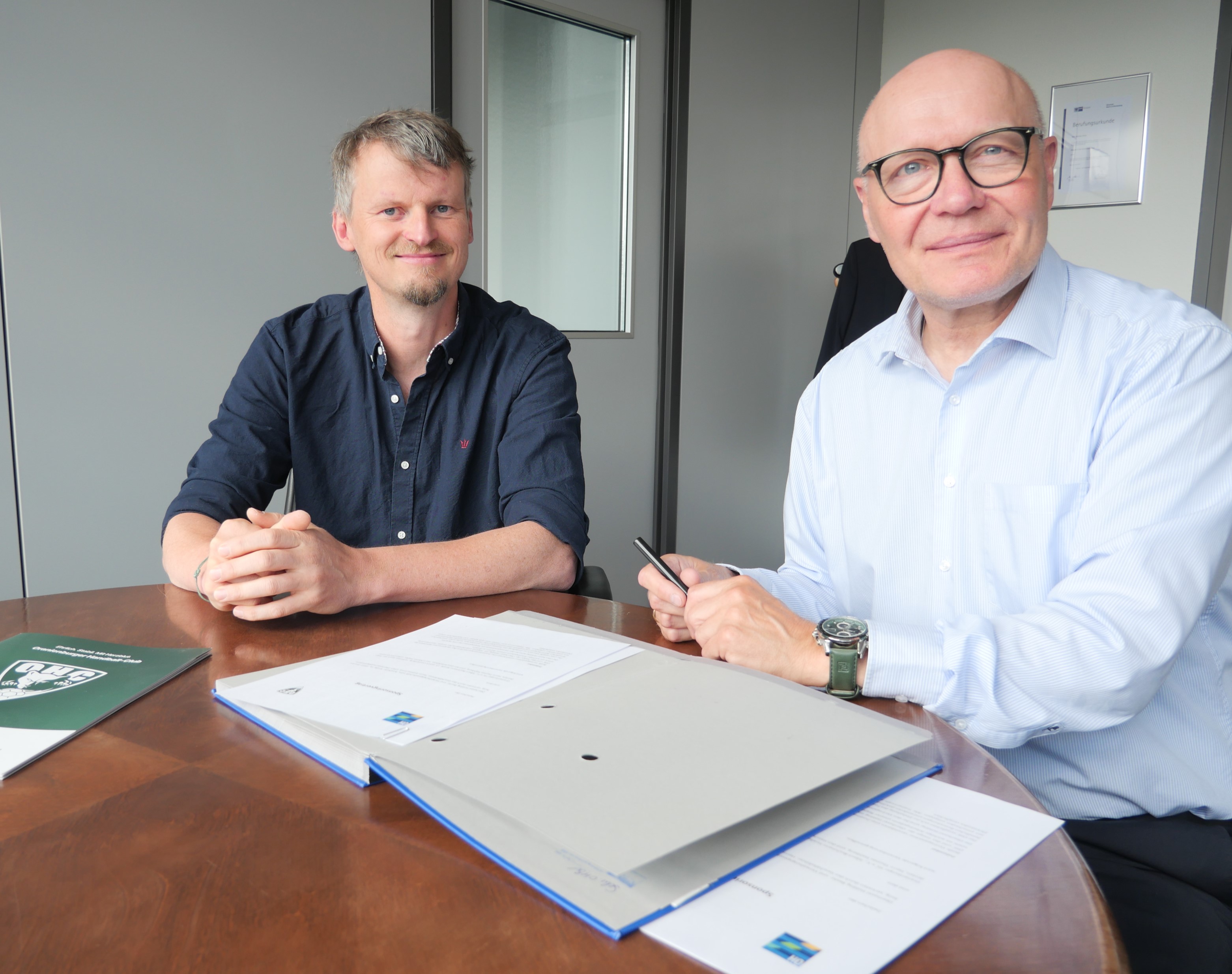 Martin Siegler und Andreas Ernst am Tisch.