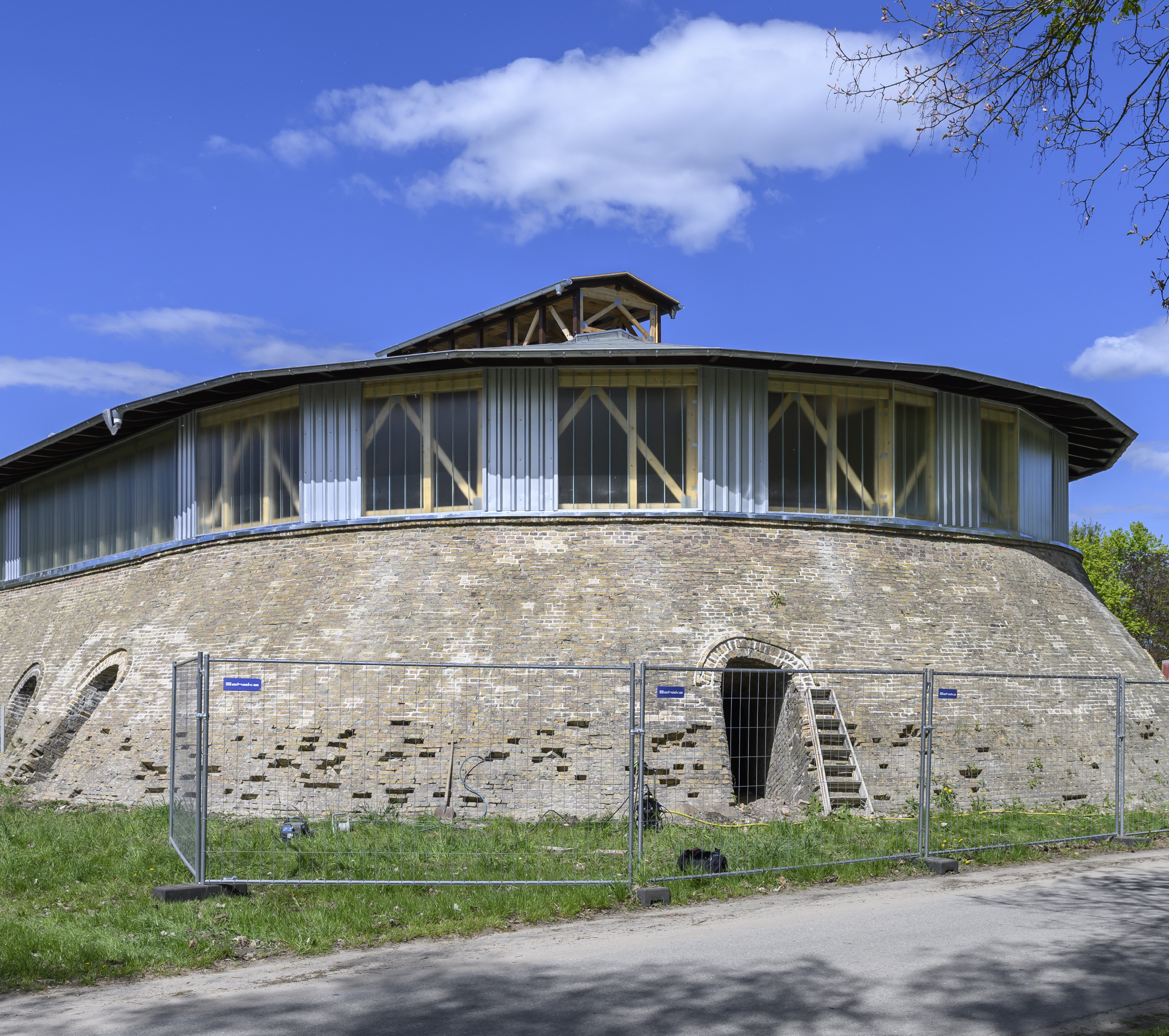 Ansicht vom restaurierten Ringofen IV noch hinter dem Bauzaun.