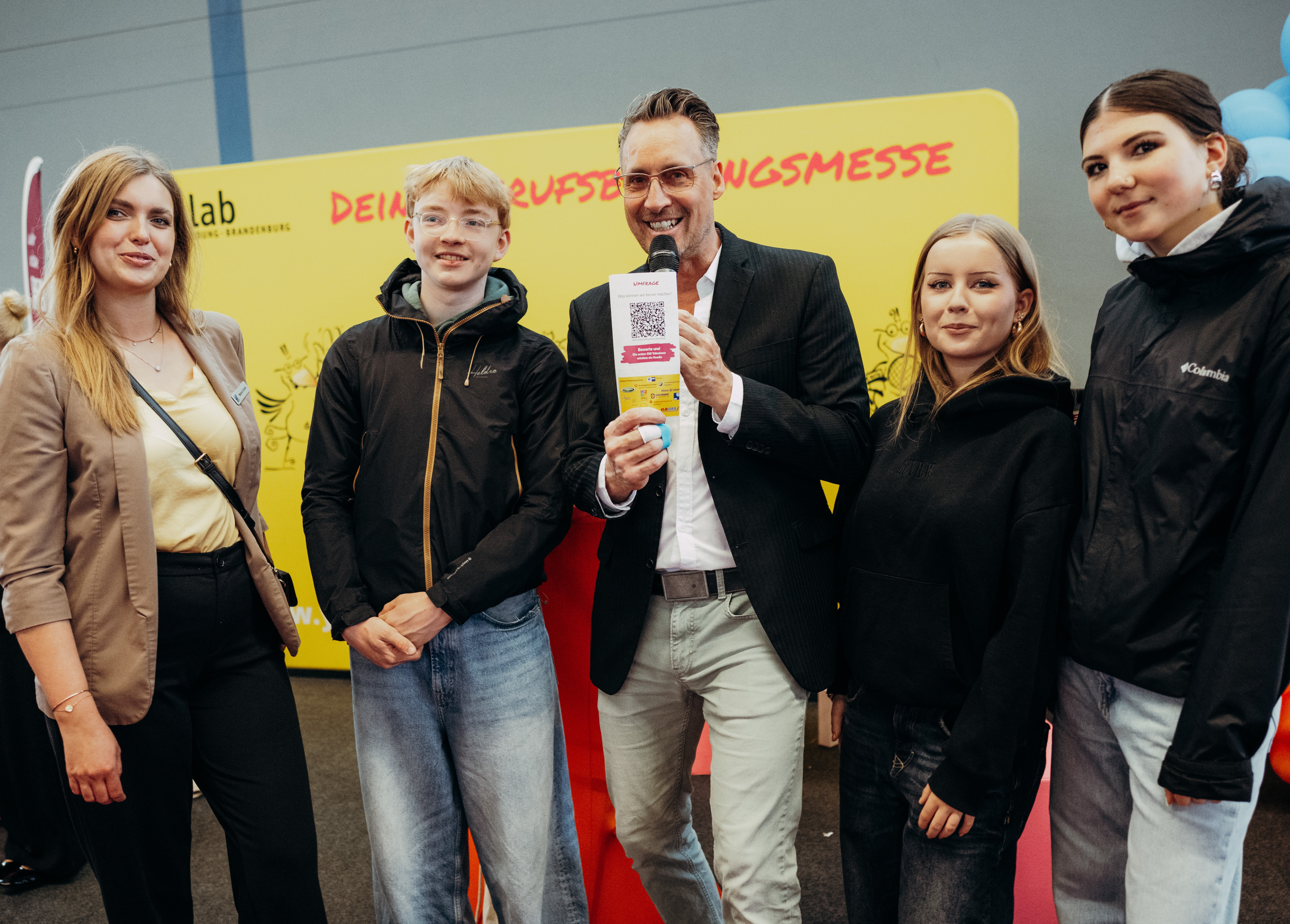 Melanie Schenk mit Teilnehmenden am Schulprojekt