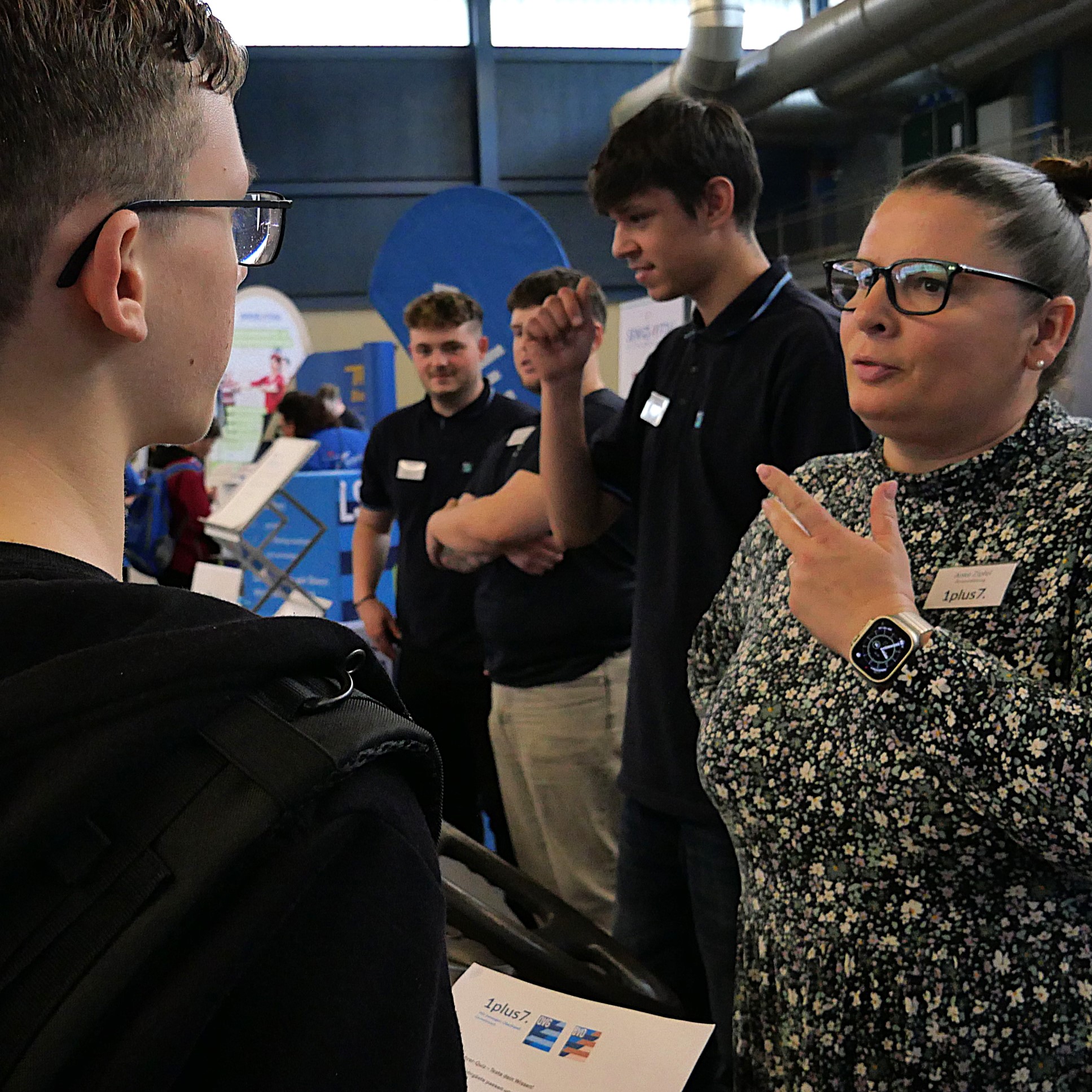 Personalchefin Anke Zipfel im Gespräch am 1plus7-Messestand bei der youlab 2026